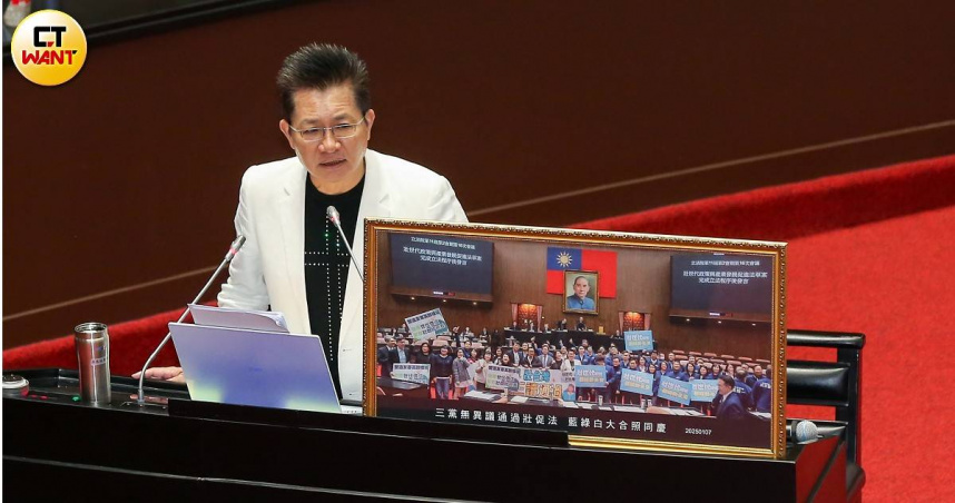 吳春城今（25）日對於各種質疑做出澄清，說明壯世代政策的合規性，並強調其公益性及長期性。（圖／黃耀徵攝）