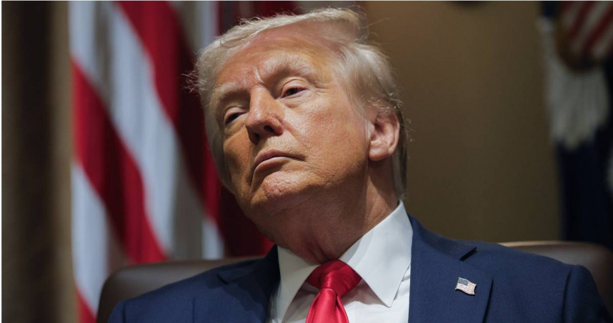 美國總統川普（Donald Trump）於美東時間26日，宣布再度延後對墨西哥和加拿大進口商品加徵25%關稅的實施日期。（圖／達志／美聯社）