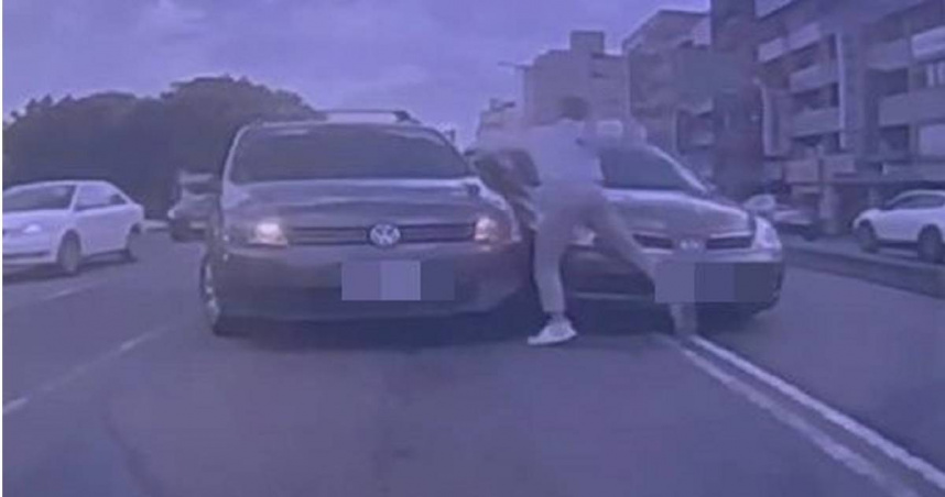 台中路口驚現行車糾紛，怒男持球棒砸車窗致傷。（ 圖／翻攝Wowtchout地圖型行車影像分享平台提供畫面）
