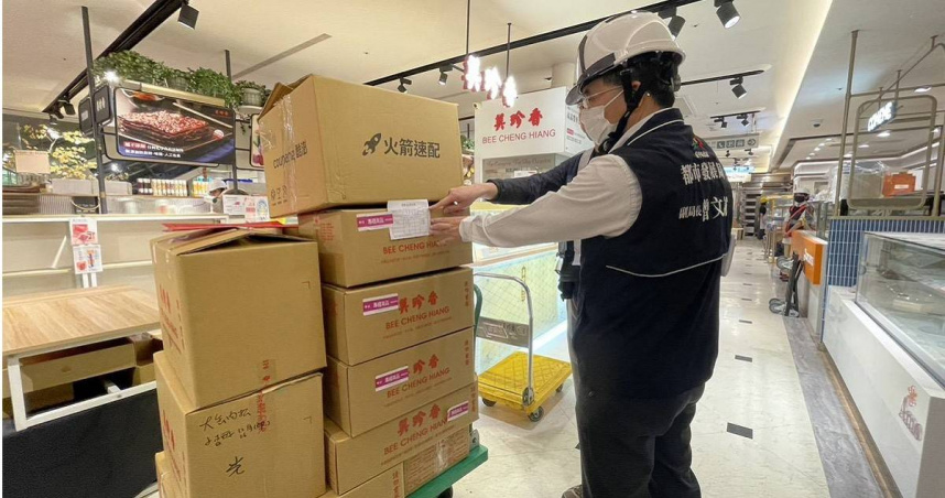 地下2層商場內貨物包裝管制及確認。（圖／台中市都發局提供）