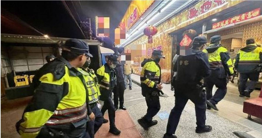 警方臨檢掃蕩屏東某間摩鐵時，意外逮獲1名通緝犯及另名管制人口，還查扣毒品及注射針頭等物。（圖／翻攝畫面）