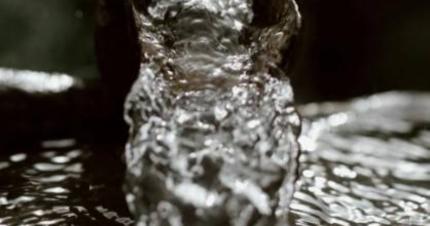 劉翁因地面濕滑不慎跌落排水溝受困，警方會同消防員協力下水救出，所幸無大礙。（示意圖／Pexels）