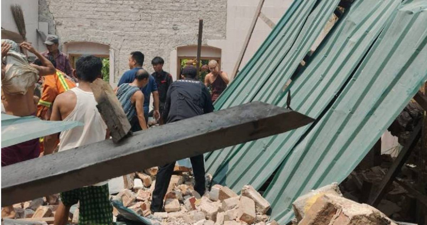 緬甸南部勃固省東吁縣，一處收容了數十位武裝衝突難民的佛寺因不敵地震倒塌，當地居民稱約有20名難民兒童受困。（圖／翻攝Mizzima）