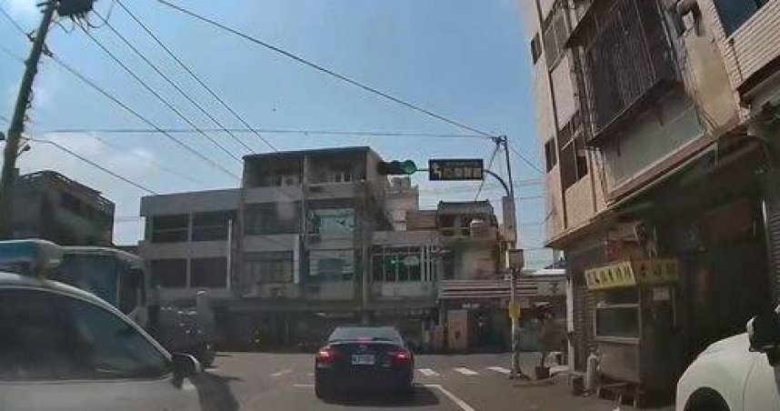 警車跨雙黃線逆向飆，未開警示燈挨罰影片曝光引熱議。（圖／翻攝畫面）