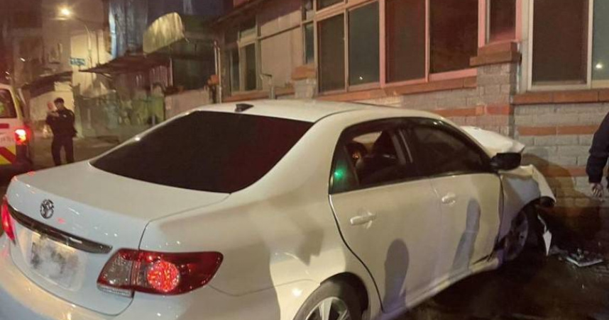 桃園3名未成年少年駕車違規遭攔，竟拒檢逃逸遭警鳴槍停車，結果自撞民宅圍牆落網。（圖／翻攝畫面）