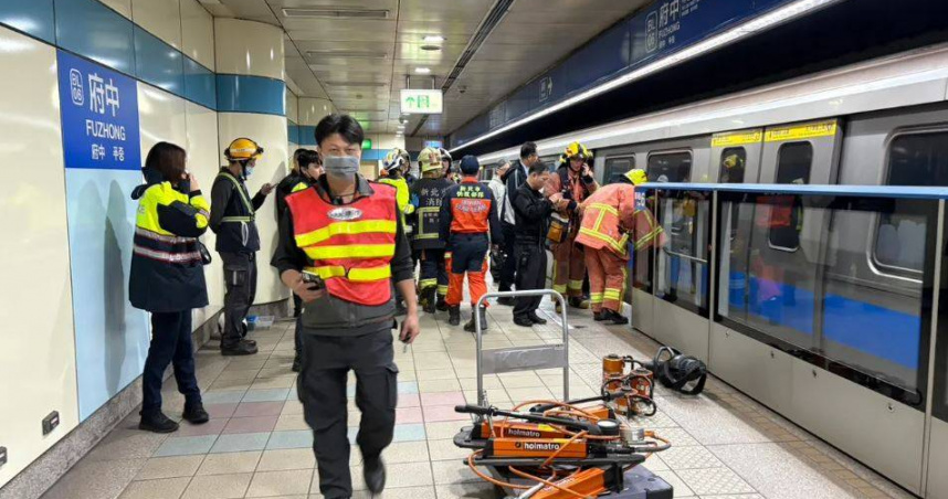 北捷板南線府中站5日發生旅客跳軌事件。（圖／翻攝畫面）
