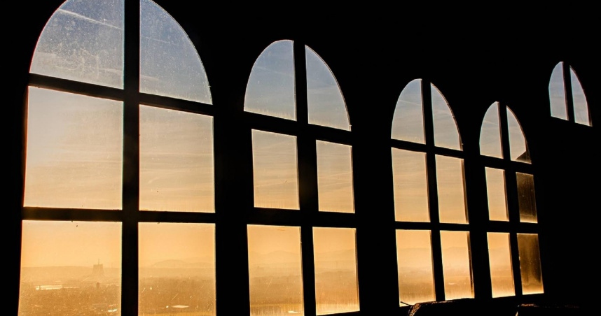 大陸河北一名9歲女童，日前不慎從25樓墜落，沒想到送醫後僅身上多處骨折，頭部並沒有嚴重損傷，最終住院10天後順利出院。（示意圖／Pixabay）