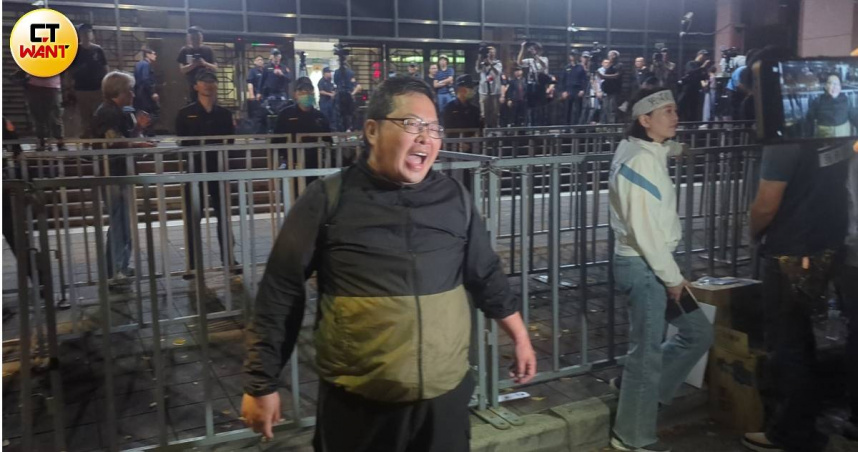 田山盛國17日上午闖入北檢噴漆抗議，18日凌晨被諭令10萬元交保。(圖／林冠吟攝)