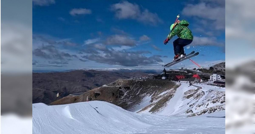 屏東男孩吳以樂多次參加紐西蘭全國性滑雪比賽，獲得許多獎牌。（圖／吳宗孟提供）