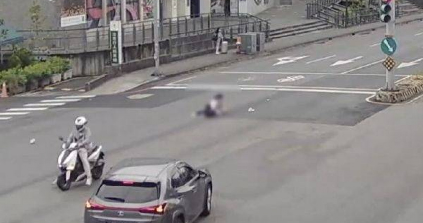 輔大女大生違規衝馬路遭機車猛撞。（圖／翻攝畫面）
