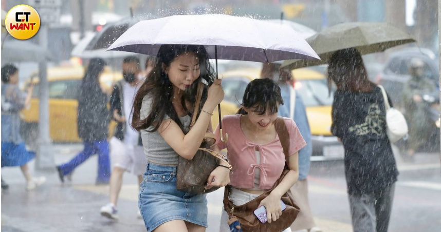 專家表示，梅雨鋒面來襲。（示意圖／黃耀徵攝）
