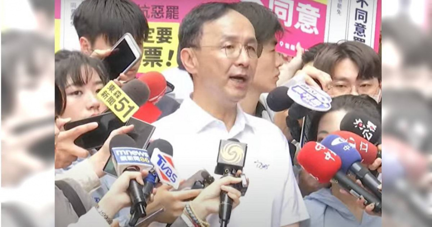 針對台中國民黨部被搜，朱立倫說，賴清德的態度已經很清楚，第一，叫民眾抗議去天安門抗議；第二，司法一定是追溯追查到底，等於是用司法的手段追殺在野黨到底。第三，毫無疑問的，就是大罷免，希望每個選區，只要罷藍的都要過關，35個選區民進黨都要過關。（圖／中天新聞）