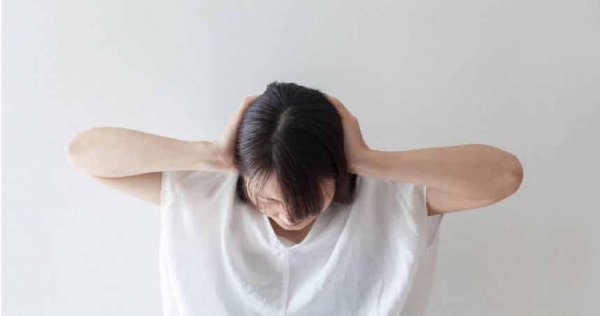 女性偏頭痛盛行率是男性3倍，與女性荷爾蒙、生理期息息相關。（示意圖／翻攝自photoAC）