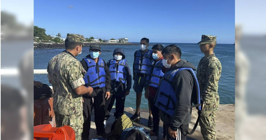 在厄瓜多加拉巴哥群島上，5名身穿救生衣的遇難漁民，被一艘厄瓜多爾鮪魚漁船救起，他們在海上漂流50多天。（圖／達志／美聯社）