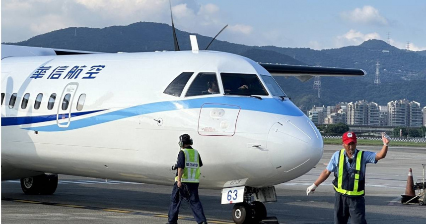 華信航空一架AE301班機今（16日）上午原定從高雄飛往金門，怎料飛行途中疑似「引擎罩脫落」，全機立刻折返回小港機場，甚至傳出有乘客嚇到「搬出神像」狂唸佛號，所幸最終機上人員全數平安降落。（示意圖／擷取自Facebook／華信航空 Mandarin Airlines）