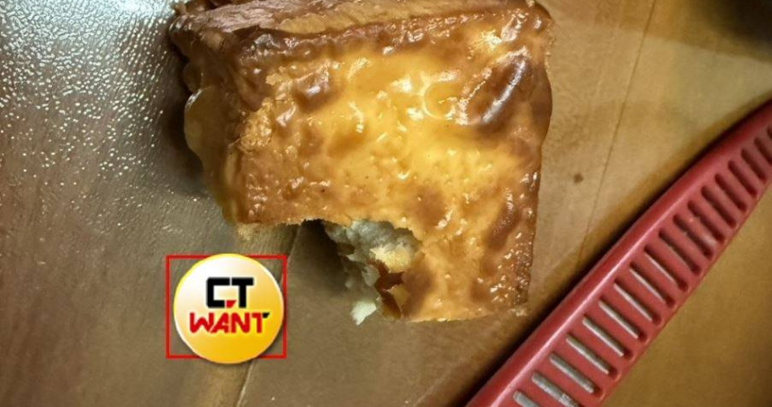 1名男網友爆料，女友近日在連鎖大賣場購買麵包，竟吃到牙齒。（圖／翻攝自爆料公社）