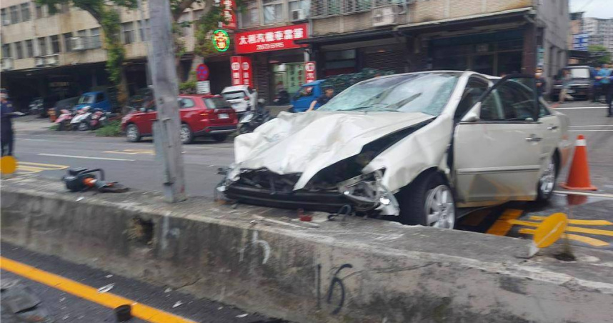 新北市三峽區北大國小外今(19)日下午傳出重大車禍。(圖/中國時報張鎧乙攝)