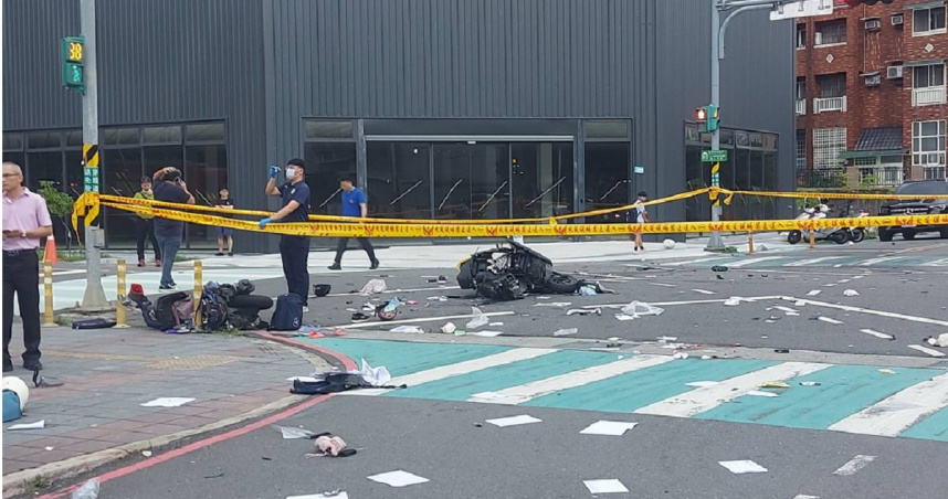 新北市三峽區昨（19日）下午驚傳重大死亡車禍，一名78歲余姓老翁駕車至三峽北大國小附近時，不明原因突失控衝撞人群，導致3人死亡、12人輕重傷，肇事余翁也陷入昏迷搶救中。（圖／中國時報張鎧乙攝）