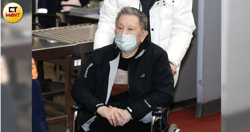 沈慶京再次戒護就醫。（圖／黃耀徵攝）