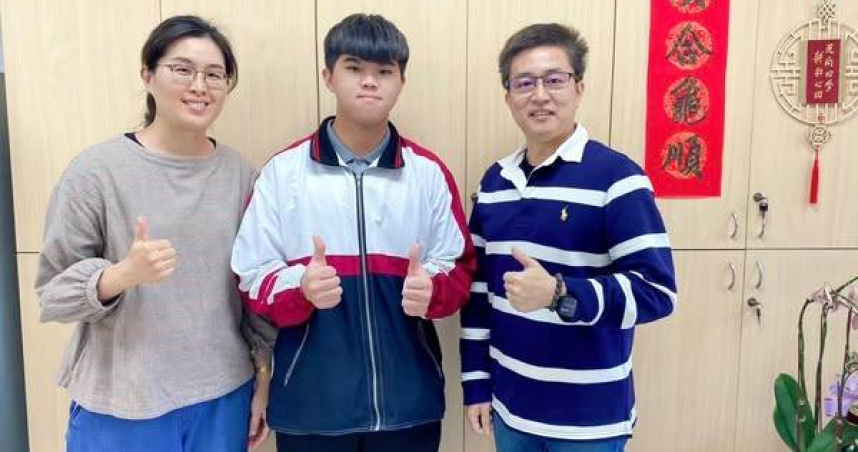 高雄市六龜高中應屆畢業生翼友福自幼父母雙亡，即便身處逆境仍勤奮向學，成功錄取台大社會學系。（圖／翻攝自陳其邁 Chen Chi-Mai臉書）