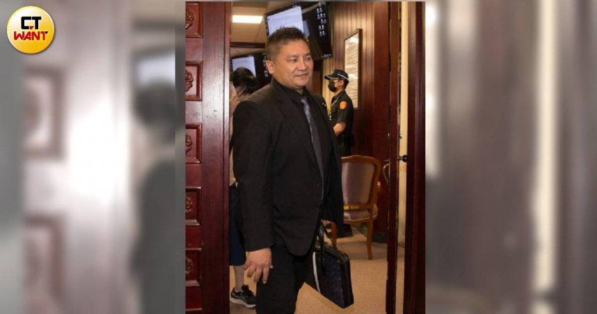 國民黨立委吳宗憲表示，「違法扣預算還裝窮，最應該向人民道歉的是行政院！」（圖／記者黃威彬攝）