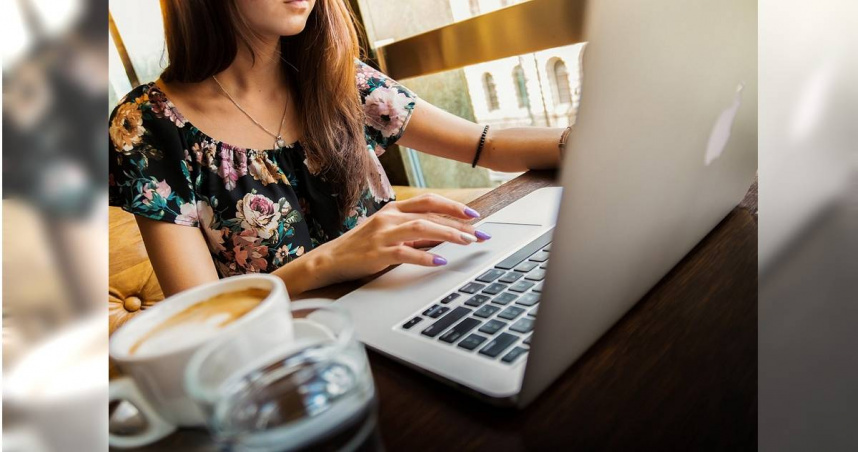 一名女網友表示，她不解公司同事願意在午休或下班多花5至10分鐘加班。（示意圖／Pixabay）