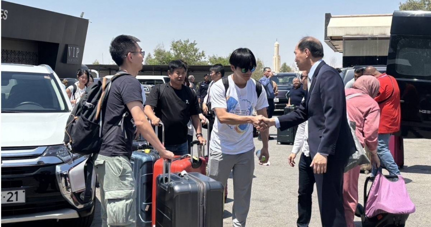 我國駐以色列代表處於15日上午，協助14位滯留以色列且有意離境的國人搭乘專車，行經以色列及約旦中部陸路邊關，最終平安抵達約旦。（圖／外交部提供）