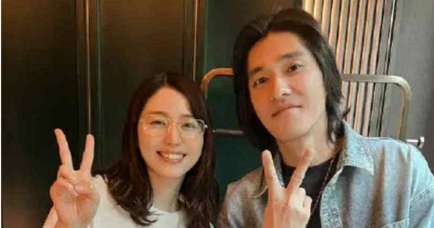 藍正龍近日在微博曬出與一位「眼鏡妹小助理」合照，網友驚喜認出竟是日本女星長澤雅美。（圖／翻攝自微博）