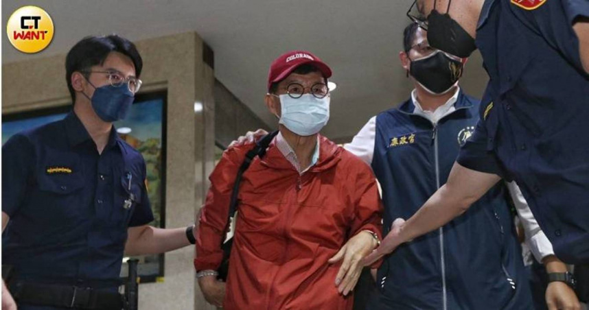 台北市前副市長彭振聲（中）妻子疑因受不了先生官司折磨1日在高雄住家頂樓跳樓自盡。（圖／趙世勳攝）