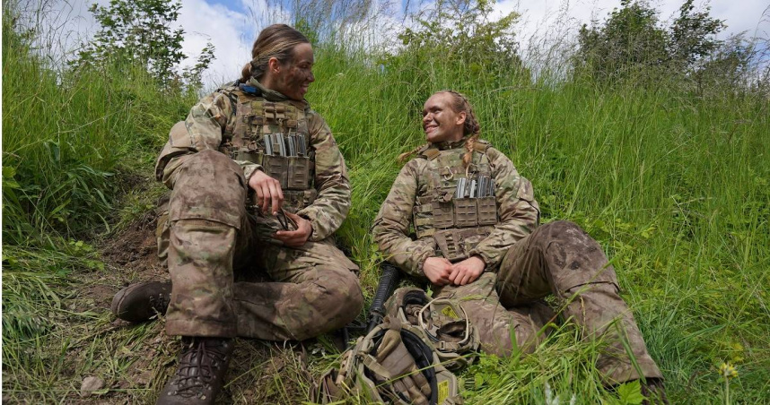 丹麥今年7月起正式將女性納入徵兵。圖為20歲女兵卡特琳 （Katrine）及另一名女兵。（圖／達志／美聯社）