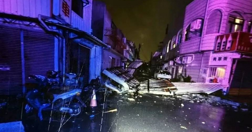 中颱丹娜絲6日晚間從嘉義登陸，在當地造成嚴重災情，街頭更宛如遭到轟炸。（圖／嘉義市消防局提供）