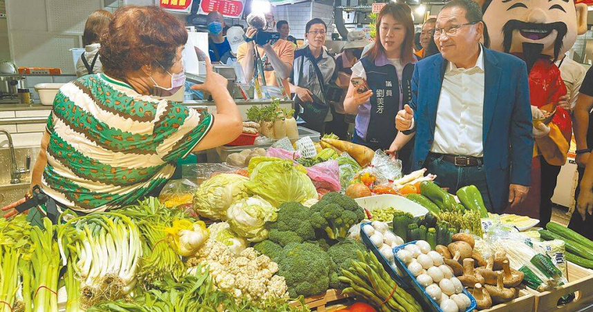 板橋黃石市場歷經5年改建，8日舉行開幕典禮，新北市長侯友宜（前排右）問候進駐攤商。（圖／中國時報王揚傑攝）