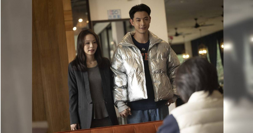 《拜六禮拜》中連晨翔環抱孫淑媚甜蜜逛超市，孫淑媚卻對公開戀情感到頭疼。（圖／公視台語台、華視提供）