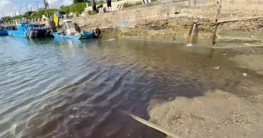 擱淺南灣的「恆豐什」號漁船13日拖至後壁湖上架待修後傳漏油，對此，環保局證實該船有漏油狀況，且船主未採防制措施，已違反海洋汙染防治法，最高可開罰3000萬元。（圖／謝佳潾屏東傳真）