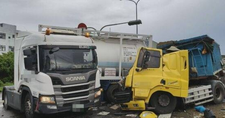砂石車撞化學槽車。（圖／翻攝畫面）