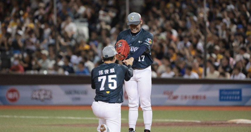 郭俊麟單膝跪地，拿出戒指「求婚」陳冠宇，掀起大巨蛋驚叫聲。（圖／報系資料照）