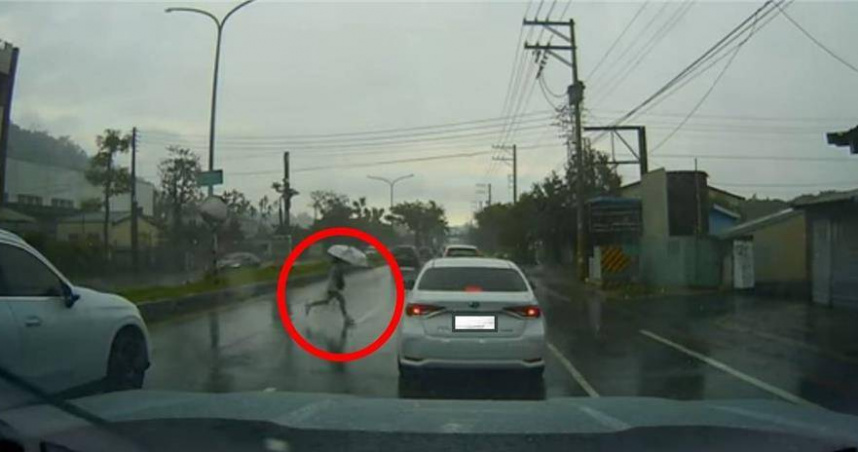 行人任意穿越馬路，極易造成交通事故。（圖／翻攝畫面）