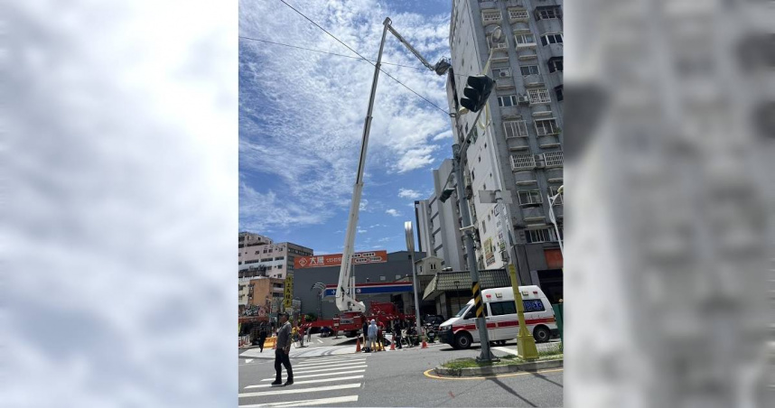 花蓮市國聯四路11層住宅大樓9樓起火，濃煙竄至10樓，造成65歲陳婦嗆傷不治，另有3人送醫。（圖／翻攝花蓮市長魏嘉彥臉書）