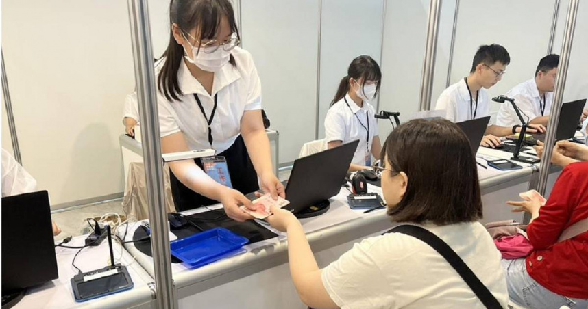 2025嘉義市購物節「滿千送百」活動，民眾開心領現金。（圖／翻攝畫面）