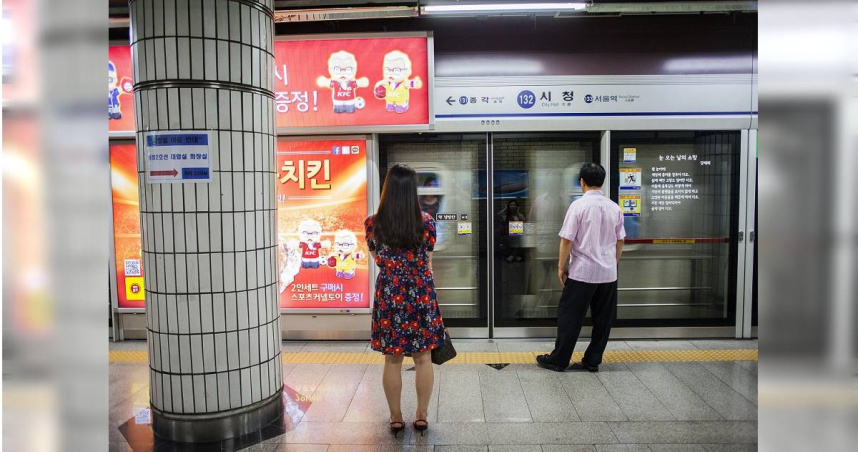南韓首爾市一名30多歲女子使用67歲父親的敬老卡達470次，而被處以巨額罰款。圖為南韓地鐵市廳站。（圖／達志／美聯社）