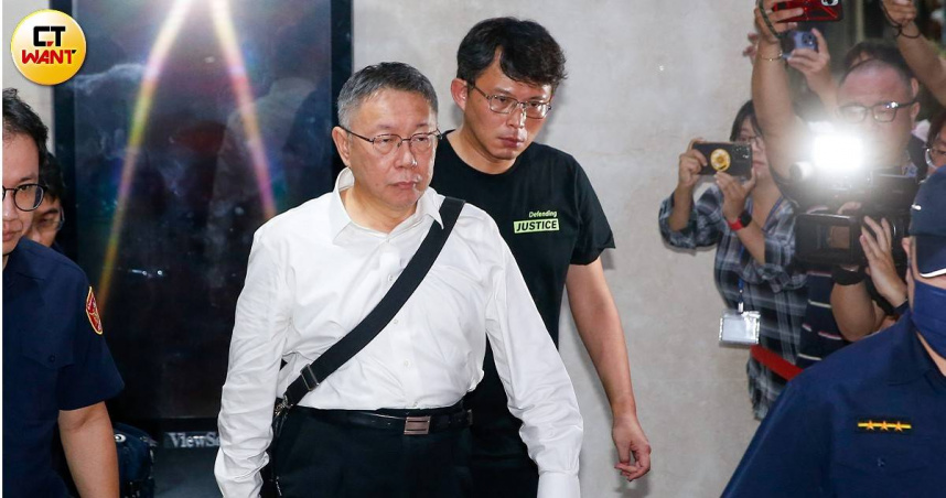 身陷囹圄的民眾黨創黨主席柯文哲（左）入監前「託孤」全黨給不分區立委黃國昌（右）操持，10日民眾黨代表大會將針對柯文哲堅持的「兩年條款」進一步討論，各界關注黃國昌能否把持住柯文哲理念。（圖／黃耀徵攝）