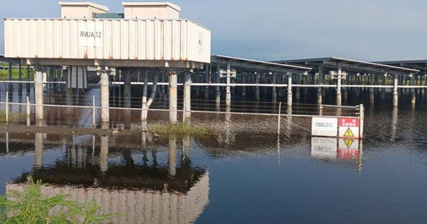 雲林縣口湖鄉種電的農田變成水池，水深約60公分。（圖／口湖鄉公所）