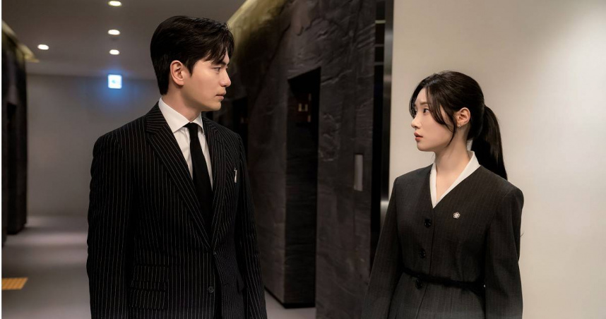 飾演律師的李陣郁和鄭彩娟為了應付大量台詞，各出奇招。（圖／Netflix提供）