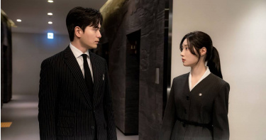 飾演律師的李陣郁和鄭彩娟為了應付大量台詞，各出奇招。（圖／Netflix提供）