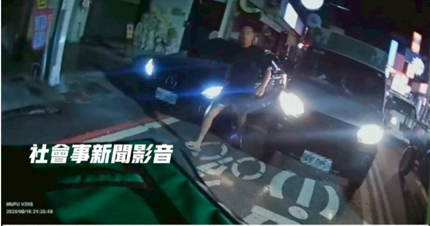 台南賓士男疑誤認外送員是檢舉達人，下車企圖追逐對方上演街頭驚魂。（圖／翻攝畫面）