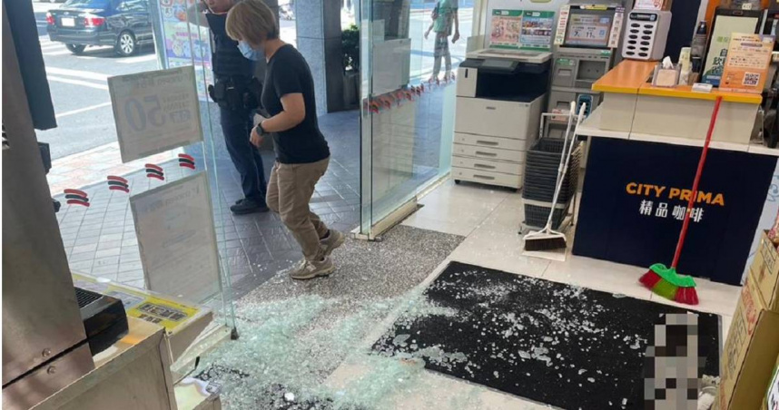 男子砸毀超商大門玻璃。（圖／民眾提供）