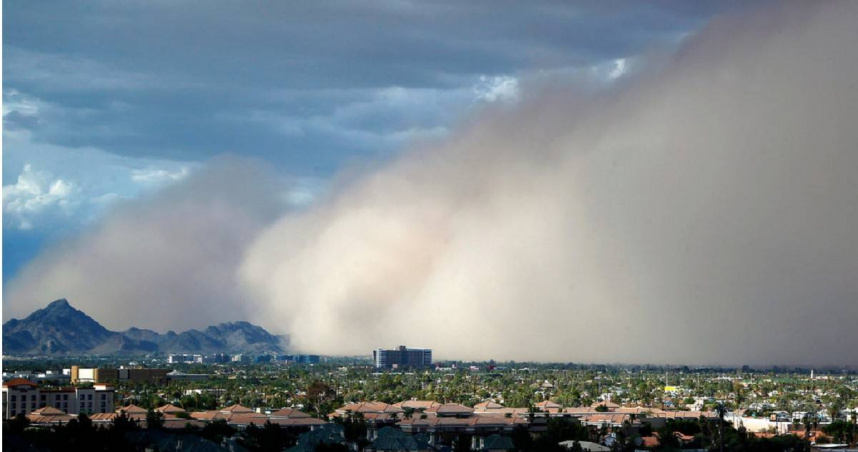 美國鳳凰城遭巨型沙塵暴襲擊，逾6萬戶停電。（圖／達志／美聯社）