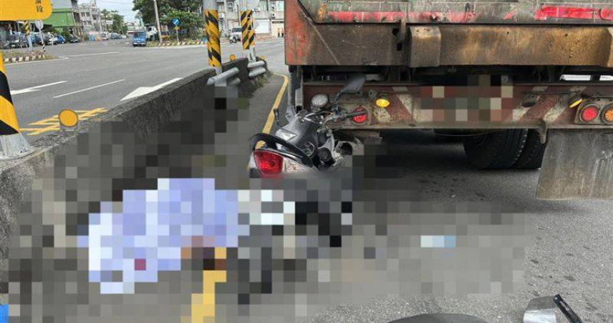 屏東新園鄉台17線發生死亡車禍，騎士高速追撞等紅燈聯結車當場慘死。（圖／翻攝畫面）