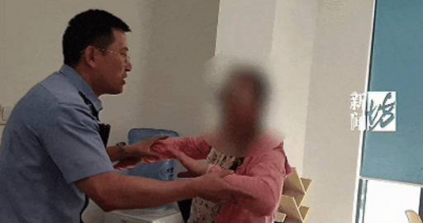 上海一名女子深陷投資詐騙，堅持要轉最後一筆款項，警方到場後情緒激動。（圖／翻攝自新聞坊）