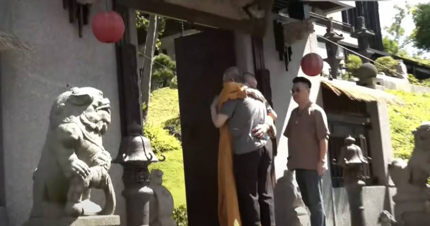 民眾黨前主席柯文哲10日前往桃園「宏願大千世界」拜訪本藏法師，兩人見面緊緊相擁。（圖／翻攝自中天新聞）